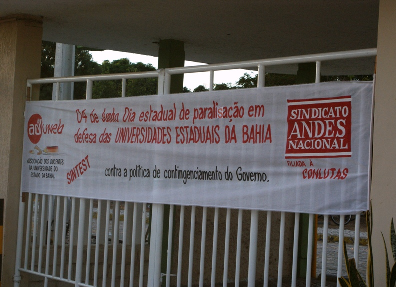 No dia de paralisação das UEBA, professores e servidores do campus III exigem revogação dos decretos
