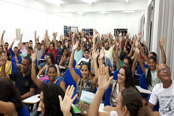 Campus de Itaberaba paralisa atividades, tranca BR 242 e faz protestos nas ruas da cidade